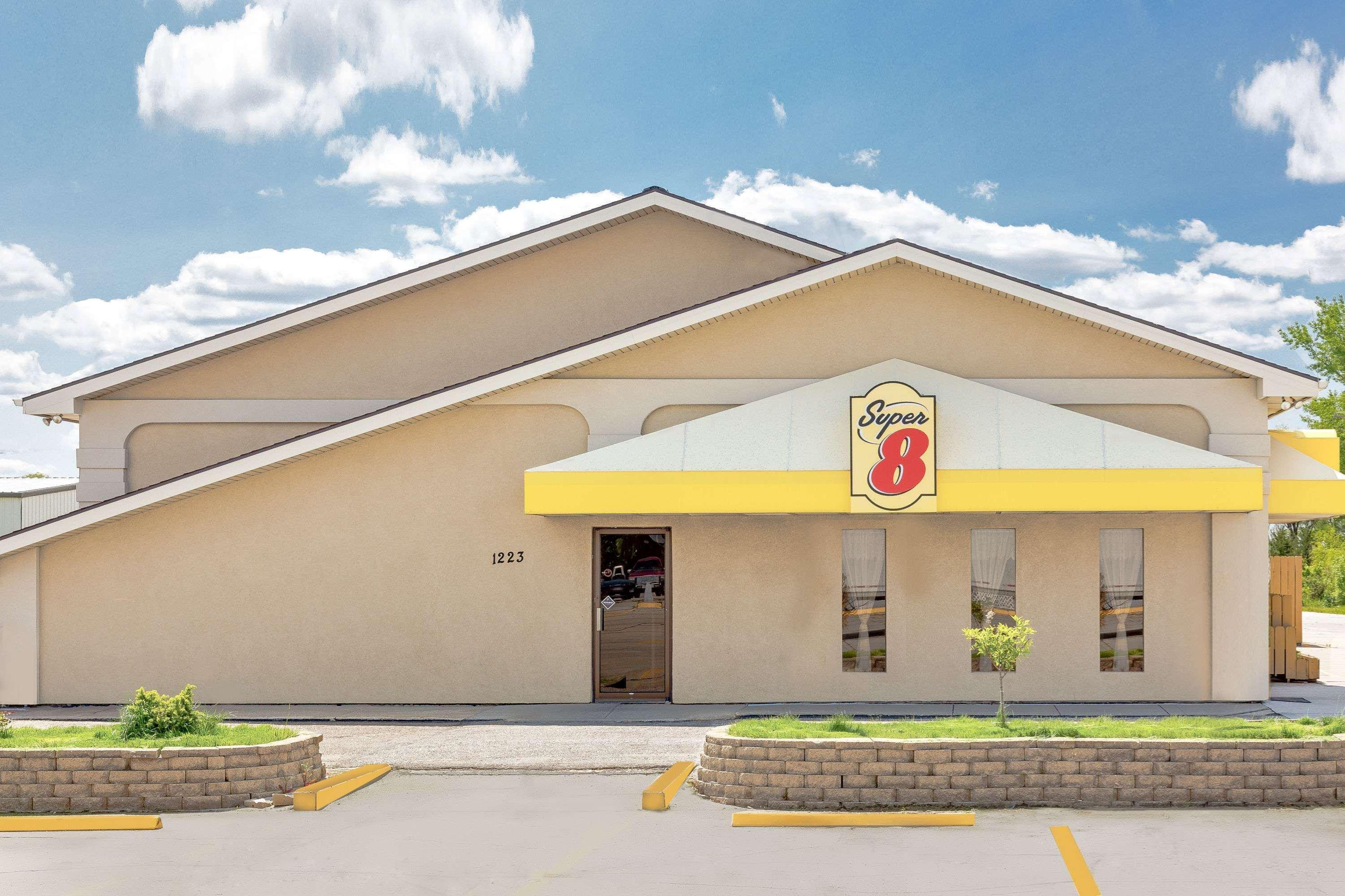 Super 8 By Wyndham Norfolk Motel Exterior photo